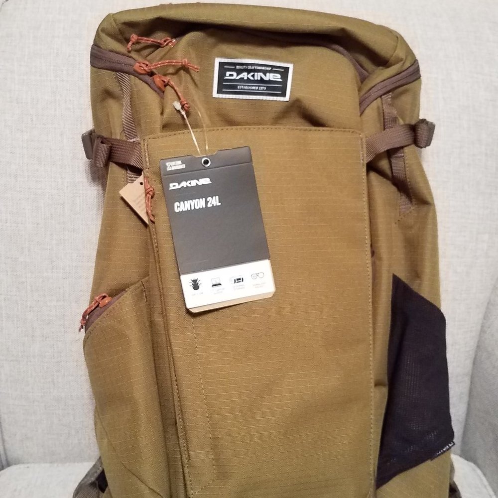 NWT Dakine 24L Backpack